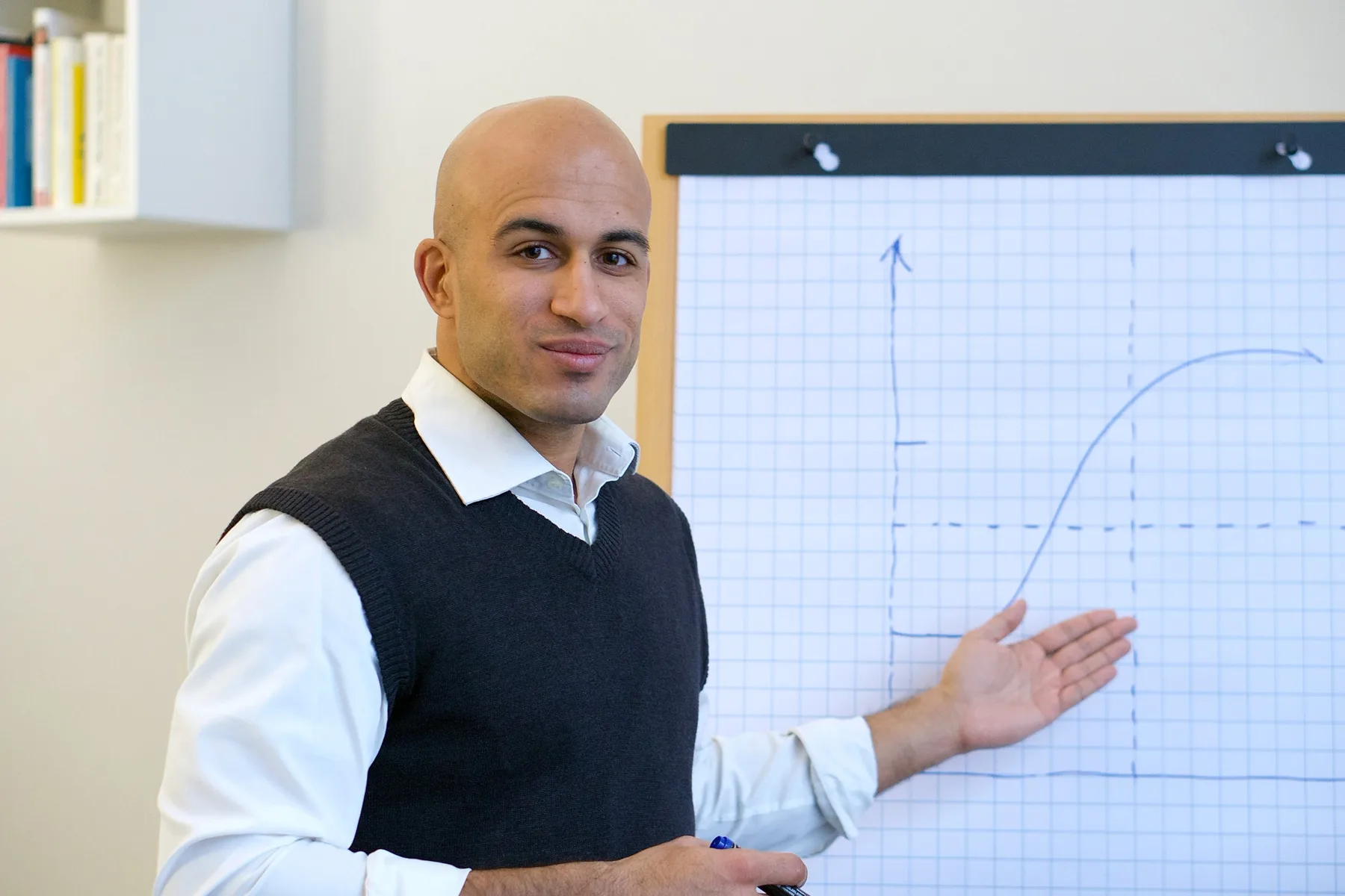 Dr. Karim Fathi erklärt am Flipchart einen Kurvenverlauf